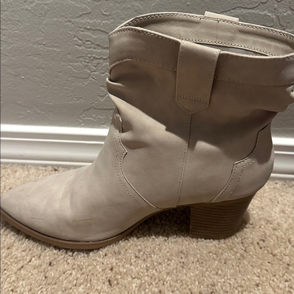 Time and Tru Light Tan Ankle Boots size 9 - Picture 3 of 9